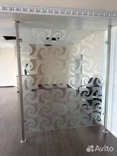 Стеклянная перегородка для зонирования