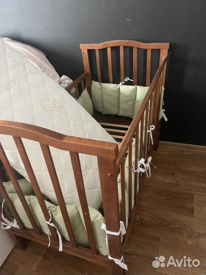 Детская кроватка с маятником