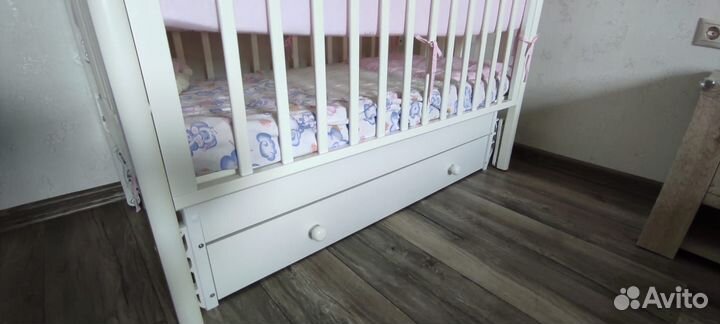 Детская кроватка с универсальным маятником