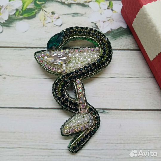 Брошь для мед. работника