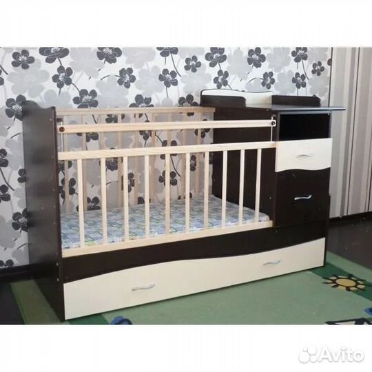 Детская кроватка с маятником и пеленальным комодом