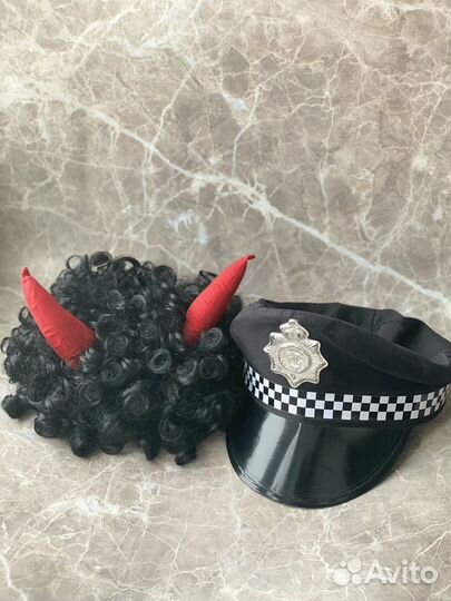 Фуражка полицейского и парик чертика