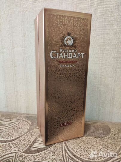 Подарочная коробка с пустой бутылкой от спиртного