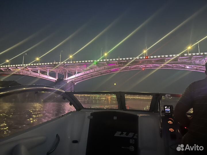 Прогулки на катере фотосесии катание на лыжах