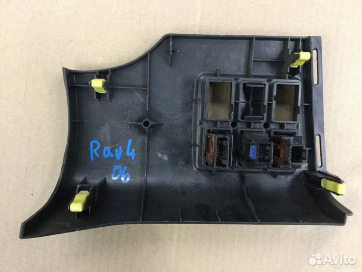 Накладка на торпедо левая Toyota Rav 4 2006-2013