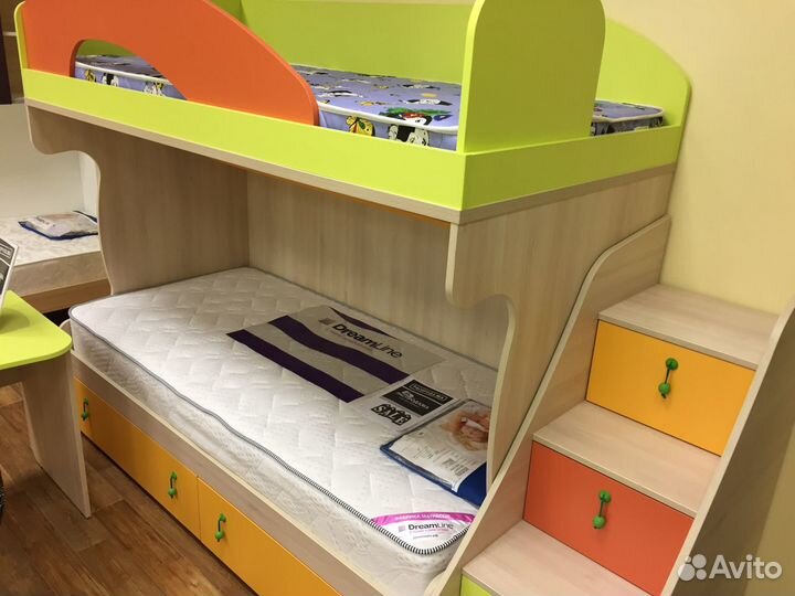 Кровать детская 2-х ярусная MIA и стол школьника