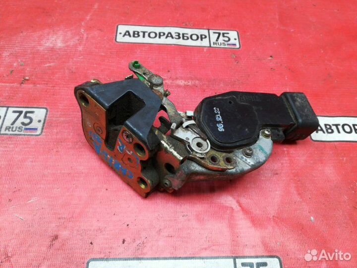 Замок двери задний левый Toyota Carina AT211 7AFE