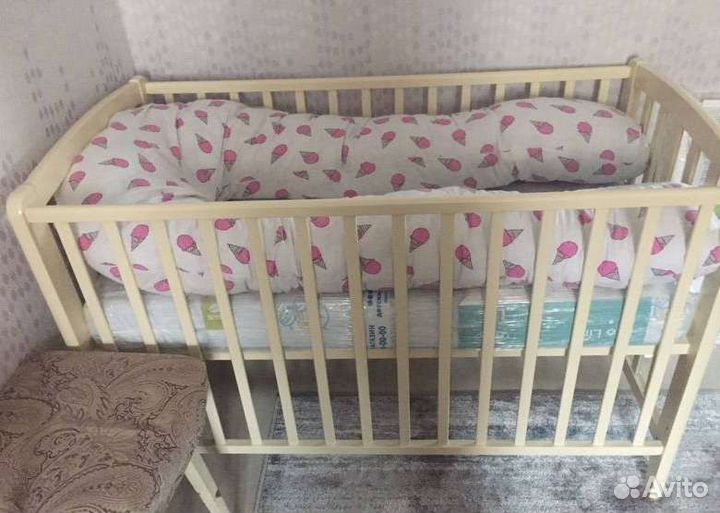 Детская кроватка с матрасом