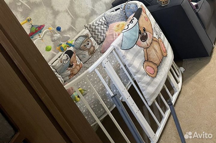 Детская кроватка с маятником