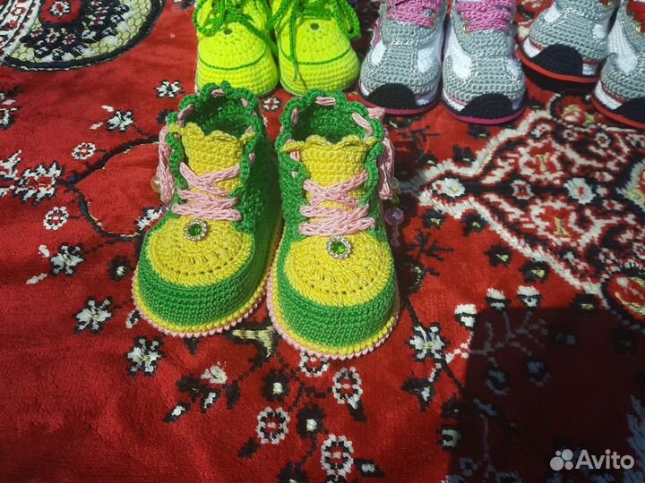 Вязаные пинетки кеды