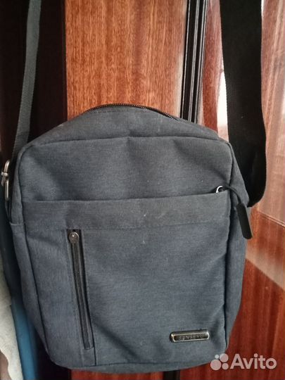 Сумки-барсетки с ремнем через плечо