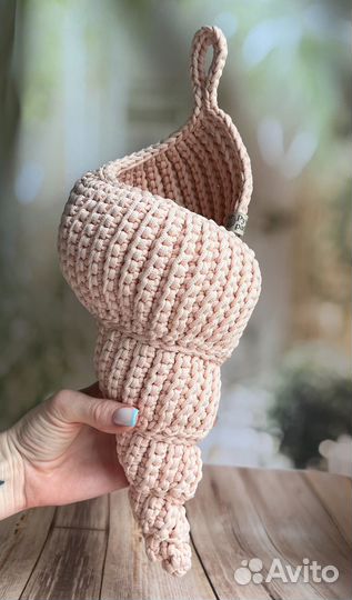 Интерьерная вязаная корзинка ракушка