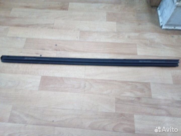 Накладка стекла передняя левая Toyota Avensis 2