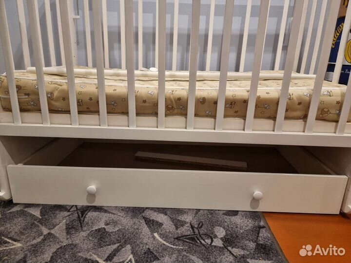 Детская кроватка с маятником и ящиком