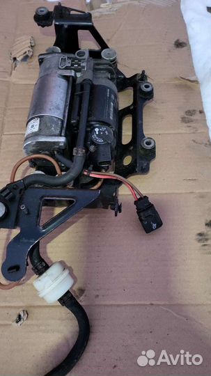 Мало б.у оригинал компрессор подвески Audi A8 D4