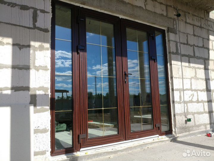 Пластиковая дверь в частный дом