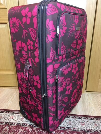 Чемодан на колесах реально большой