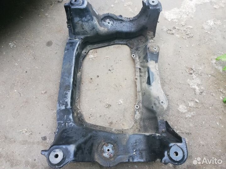 Подрамник передний на мерседес S 220 (полный приво