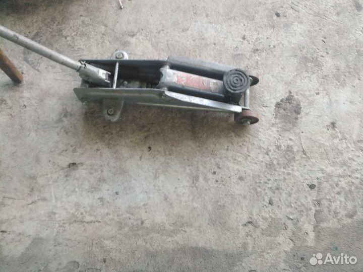 Домкрат подкатной