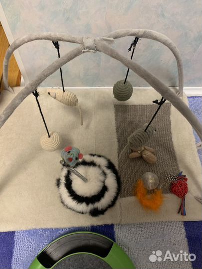 Коврик с дугами и игрушками для котят и кошек