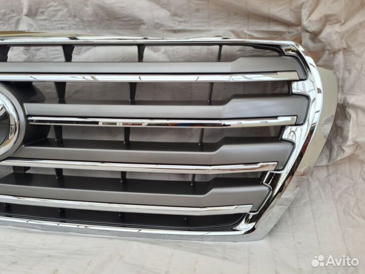 Решетка радиатора передняя Toyota Land Cruiser 200