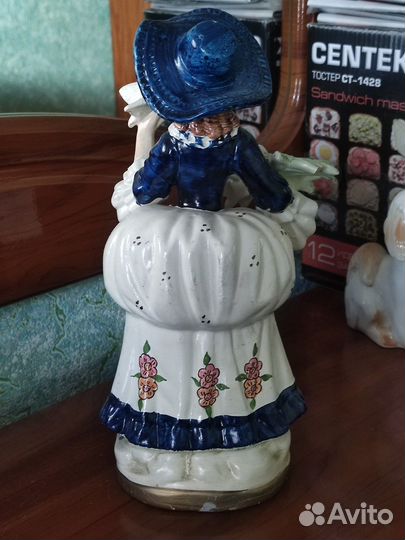 Статуэтка винтажная Европа Цветочница девушка