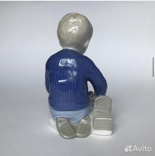 Фарфоровая статуэтка Германия Мальчик с паровозом