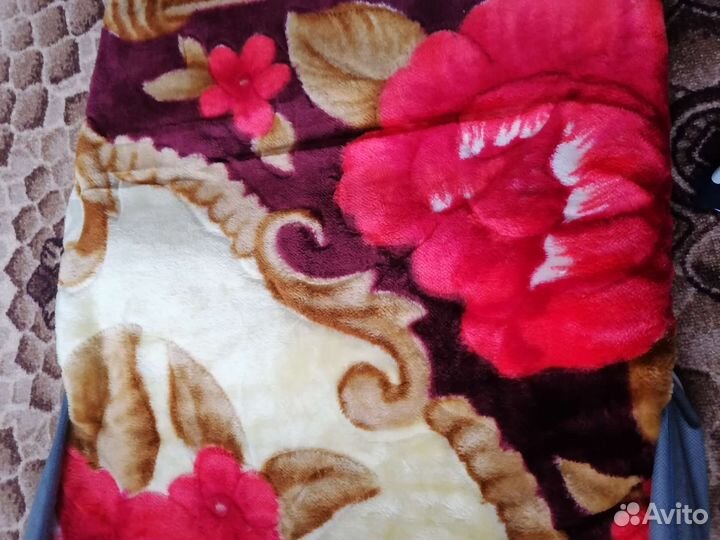 Пледы разные новые