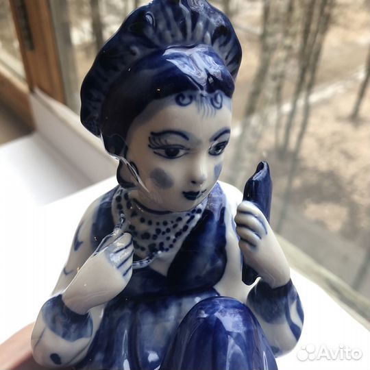 Гжель. Фигурка Девушка с зеркальцем