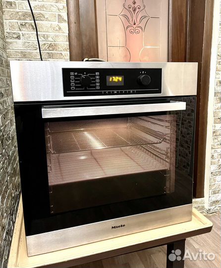 Духовка премиум класса Miele CleanSteel