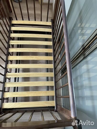 Кроватка детская с маятником