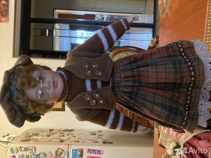 Кукла фарфоровая