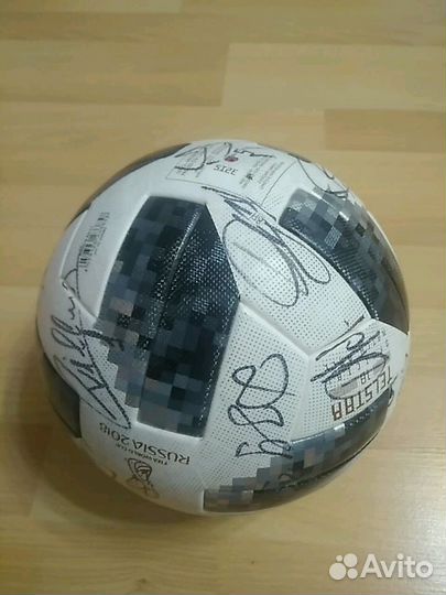 Футбольный мяч с автографами игроков сборной