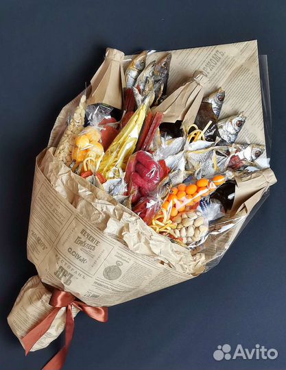 Букет с вяленой рыбкой и снеками