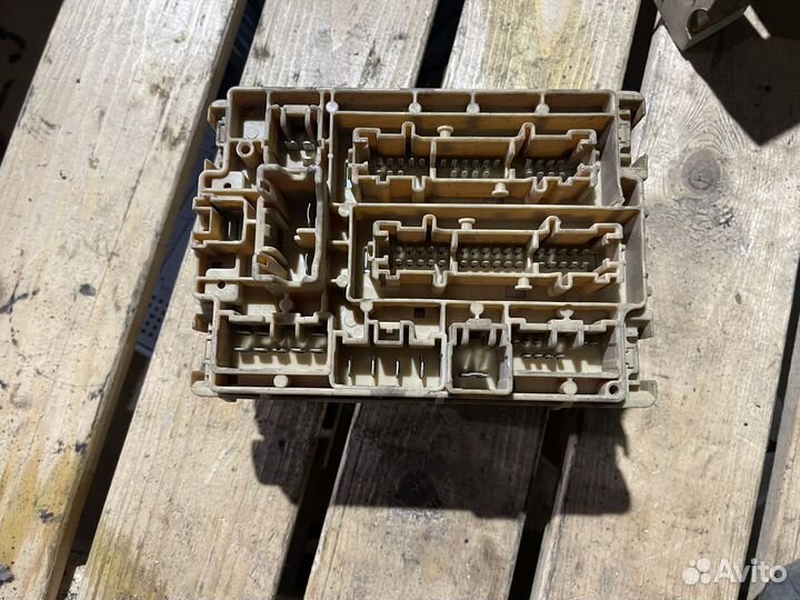 Подкапотный блок предохранителей toyota celica