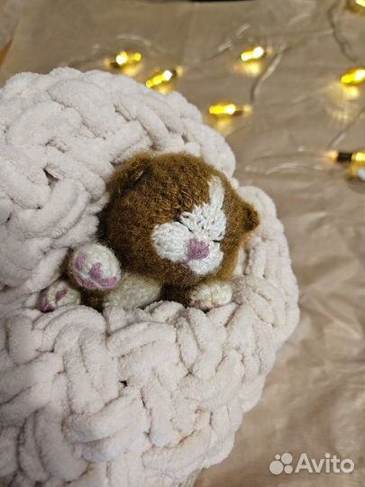 Вязаный спящий котенок