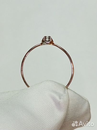 Золотое кольцо с бриллиантом 18,5р