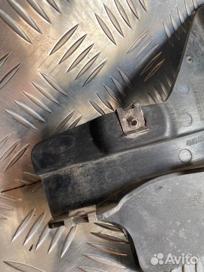 Брызговик задний левый Audi Q7 4M cvmd 2016