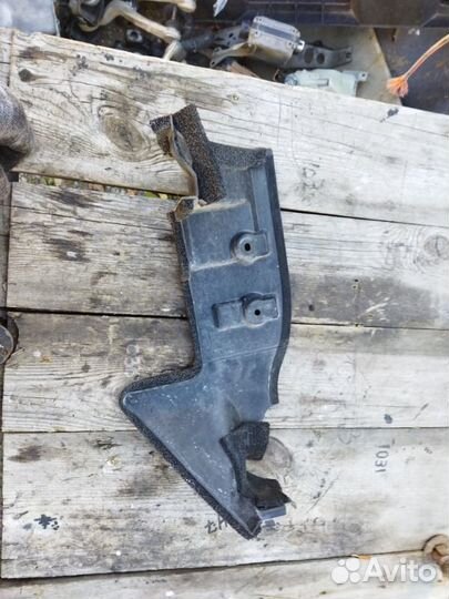 Диффузор радиатора передний правый Lexus Ls600Hl