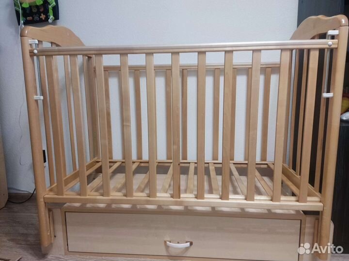 Детская кроватка с продольным маятником