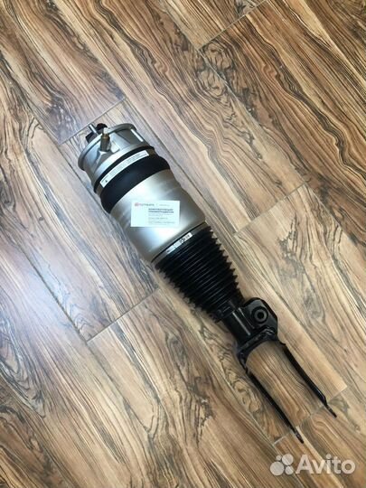 Передняя пневмостойка правая Volkswagen touareg NF