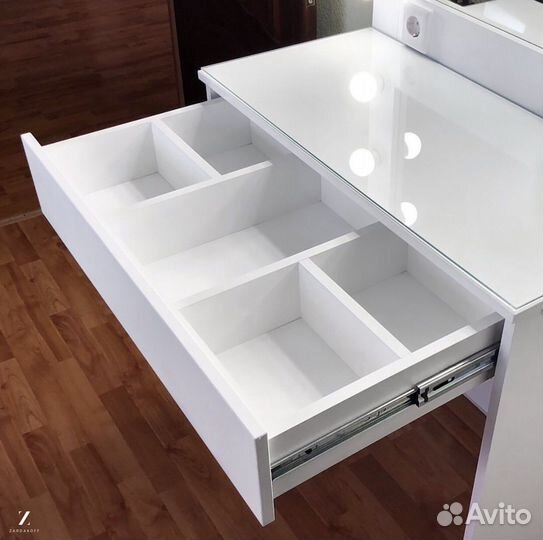 Гримёрный столик визажиста с гримёрным зеркалом