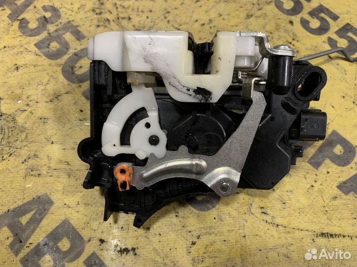 Замок двери передний правый Mitsubishi Lancer 9