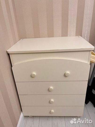 Детская кроватка и комод