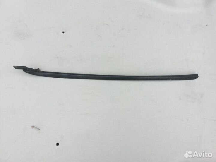 Молдинг левый лобового стекла Toyota Highlander