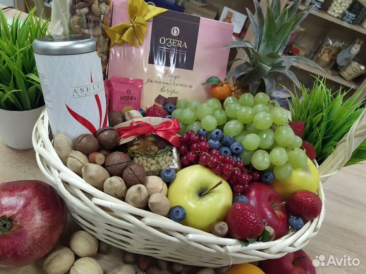 Корзины фрукты, мед, орехи, сладости, чай