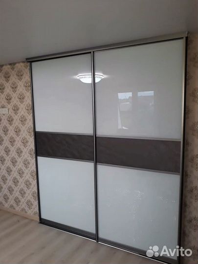 Двери купе с вставкой из мдф и белым стеклом