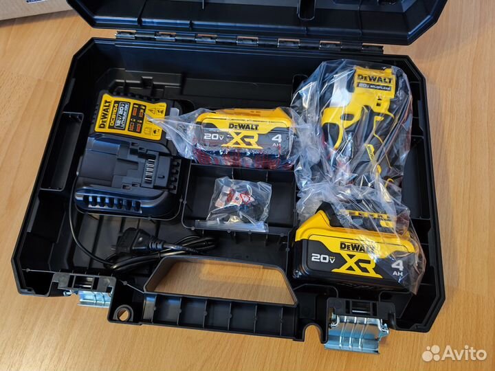 Винтоверт Dewalt DCF850