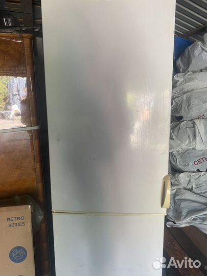 Холодильник двухкамерный бу snaige