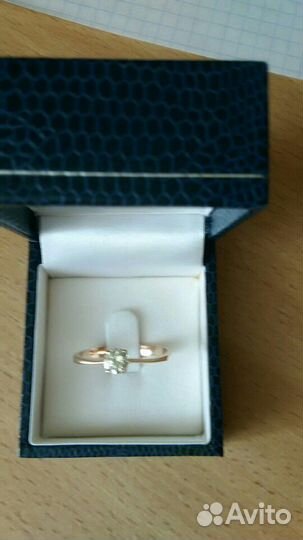 Кольцо с бриллиантом